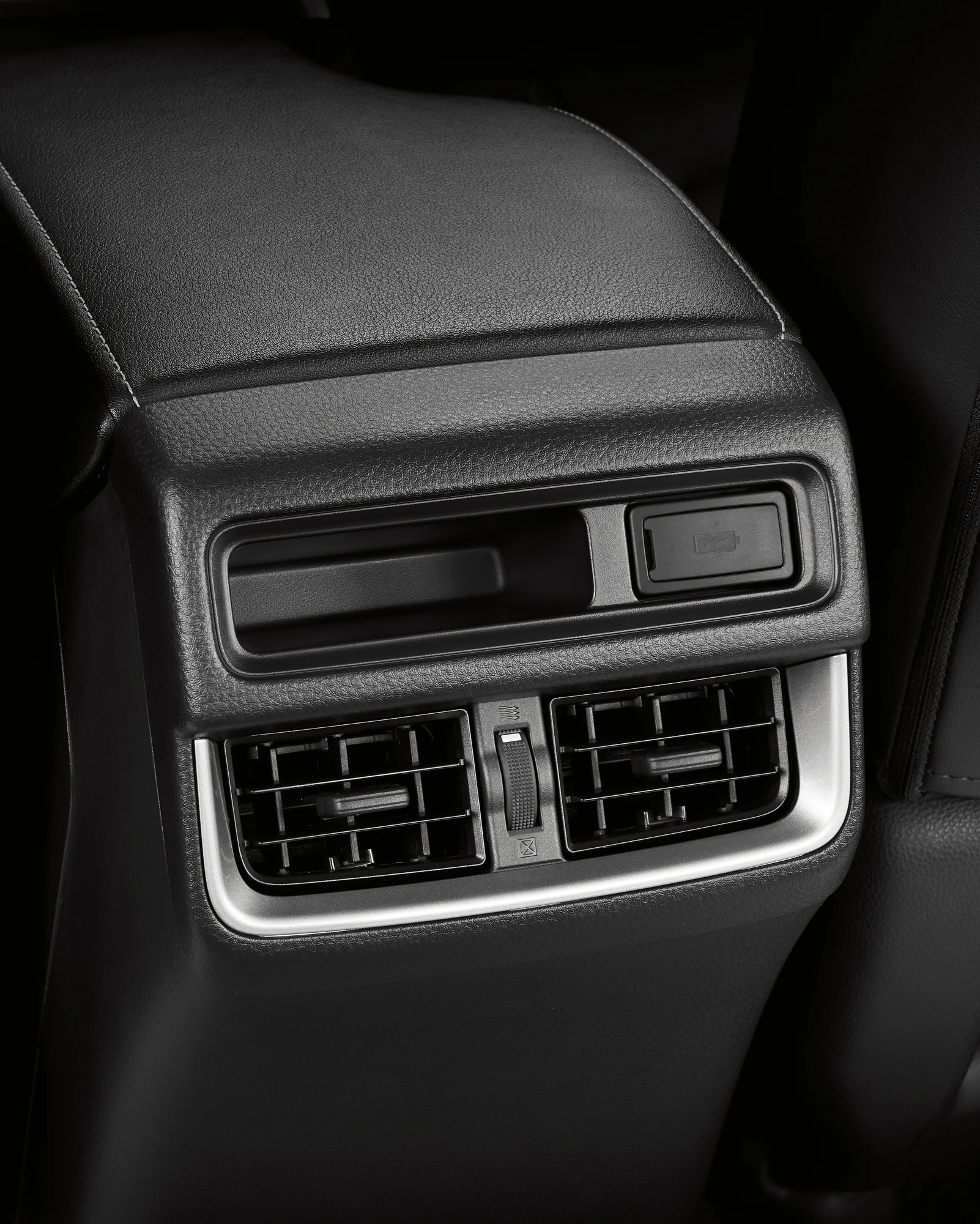 rear-console-with-usb-charger SPACE N60F+